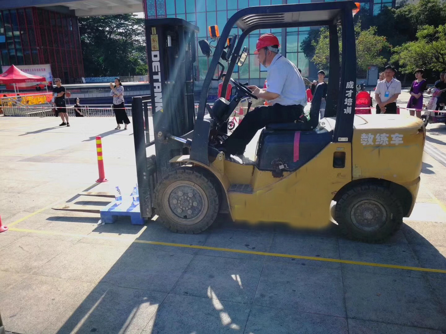 中環(huán)學(xué)校 焊工培訓(xùn)畢業(yè)照