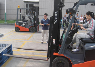 操作叉車前檢查、避讓障礙物、叉車倒車行駛要求、叉車停車放置及行為規(guī)范。